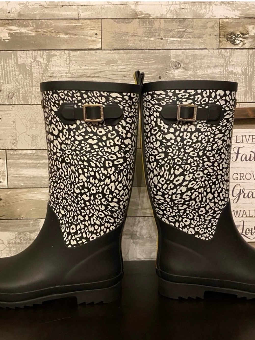 Vera Bradley CamoCat Rainboots Sz 8 Like NEW